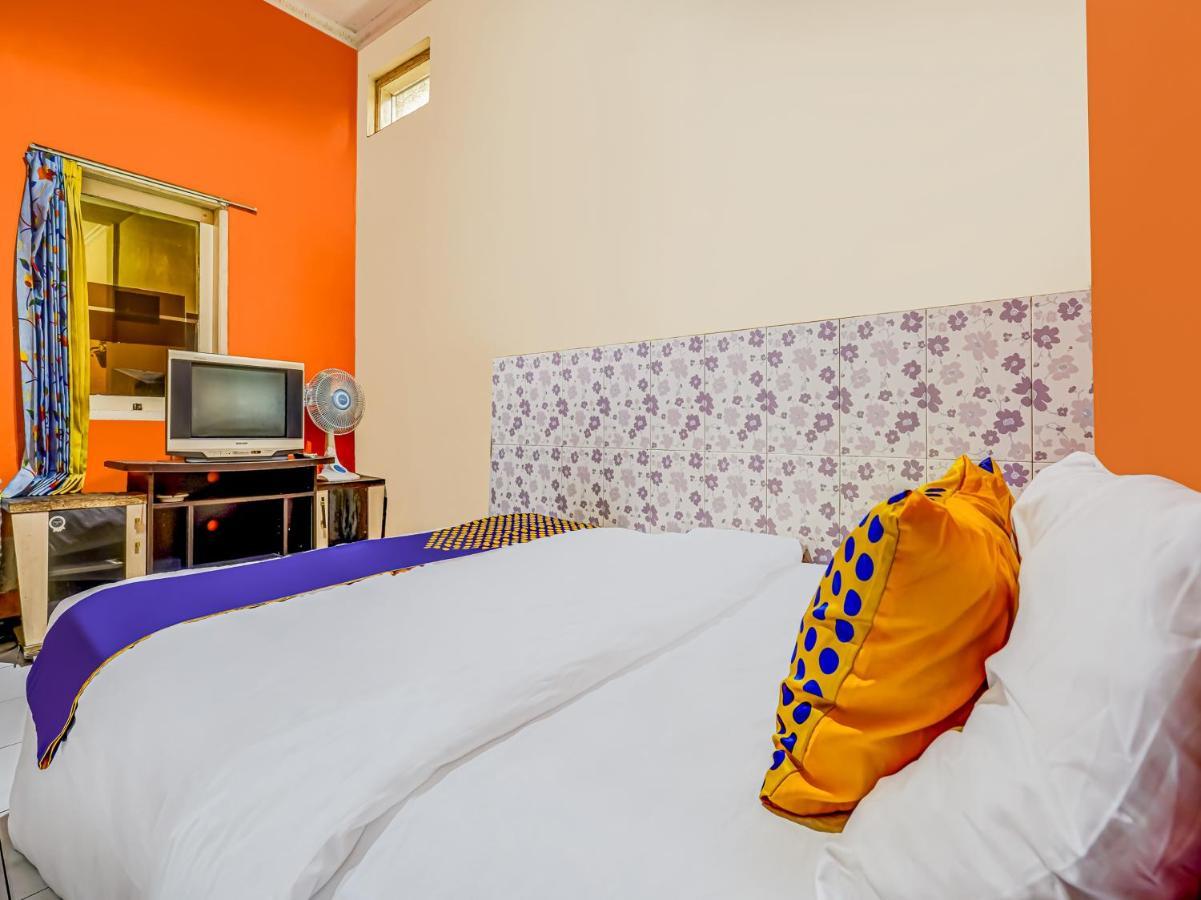 Spot On 91186 Losmen Yanti Hotel Bandung Eksteriør billede
